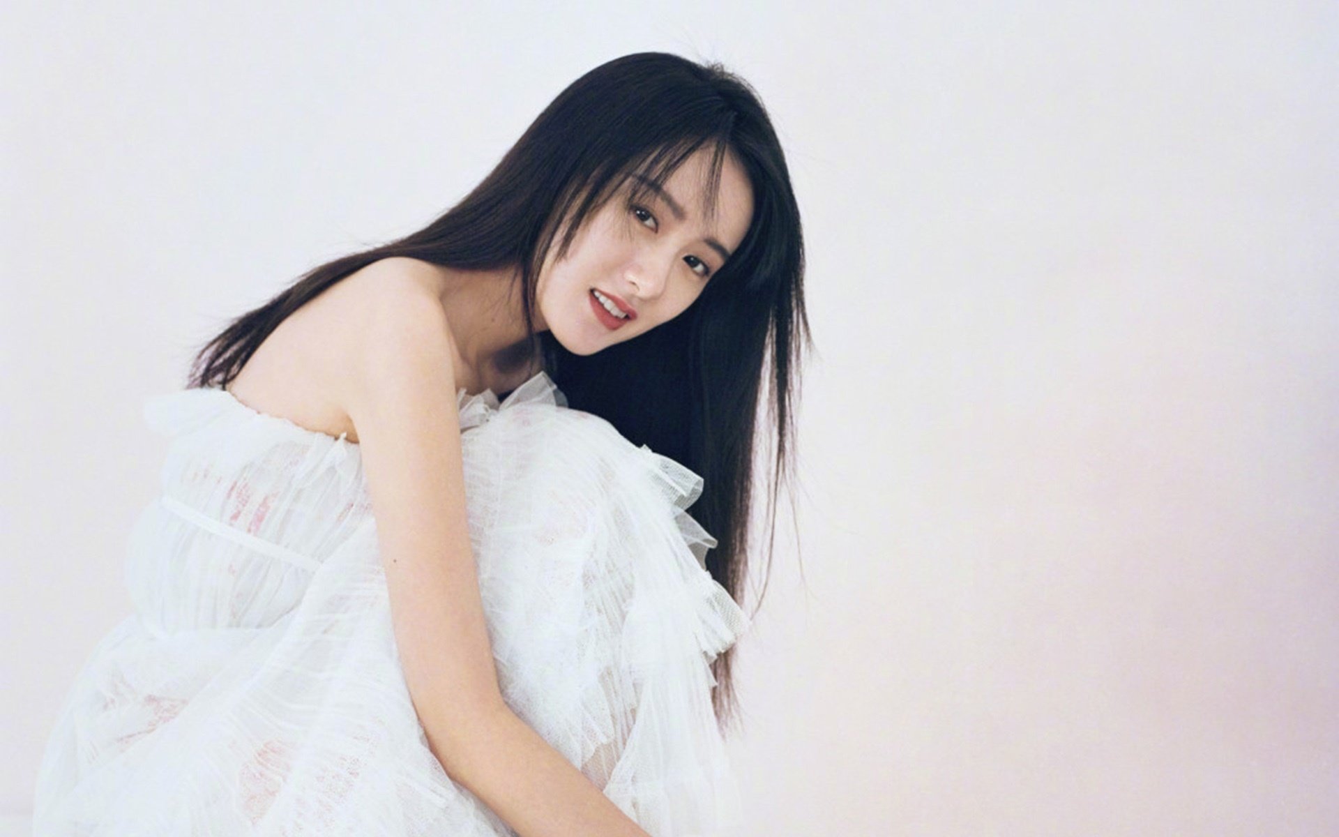 萨拉赫在对阵曼联的比赛中上演帽子戏法,萨拉赫对曼联那个进球不越位嘛